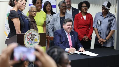 La legislación firmada por el gobernador Pritzker busca eliminar la falta de vivienda en Illinois. Foto extraída de Facebook Featherfist