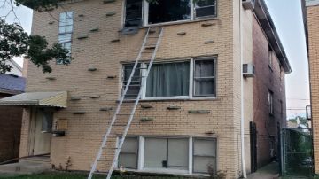 El Departamento de Bomberos de Chicago investiga la causa del incendio ocurrido en un apartamento ubicado en el 2112 N. Marmora Ave., en el barrio de Belmont Cragin. Foto Chicago Fire Media