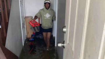 Kathryn Taylor en su apartamento inundado debido a las fuertes lluvias del domingo en el área de Chicago. Foto Cortesía GoFundMe