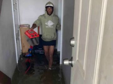 Kathryn Taylor en su apartamento inundado debido a las fuertes lluvias del domingo en el área de Chicago. Foto Cortesía GoFundMe