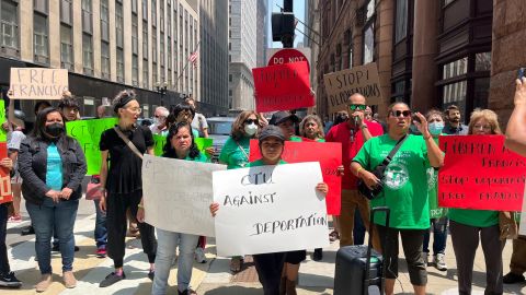 Vecinos de Belmont Cragin y activistas pro inmigrantes piden que Francisco Pánuco no sea deportado. (Cortesía Centro de Trabajadores Unidos)