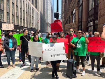 Vecinos de Belmont Cragin y activistas pro inmigrantes piden que Francisco Pánuco no sea deportado. (Cortesía Centro de Trabajadores Unidos)