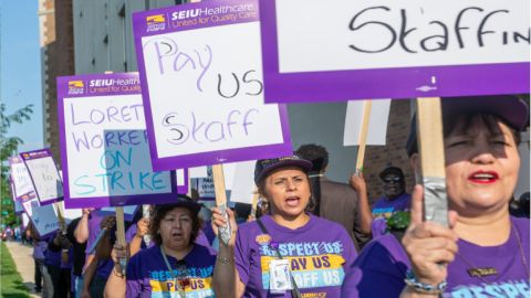 Los trabajadores del Hospital Loretto estuvieron en huelga durante 11 días antes de que se lograra un acuerdo. Foto extraída de Facebook SEIU Healthcare Illinois