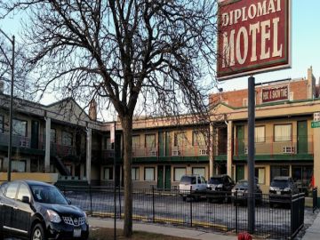 Buscan convertir el Diplomat Motel en Lincoln Square en vivienda para personas sin hogar.
