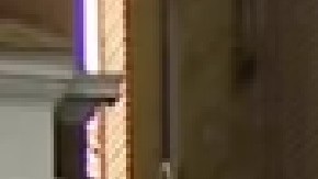 El reverendo Marco Franco de la parroquia Santa Inés de Bohemia celebra las misas al aire libre en La Villita. Foto captura CBS2