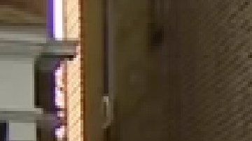 El reverendo Marco Franco de la parroquia Santa Inés de Bohemia celebra las misas al aire libre en La Villita. Foto captura CBS2