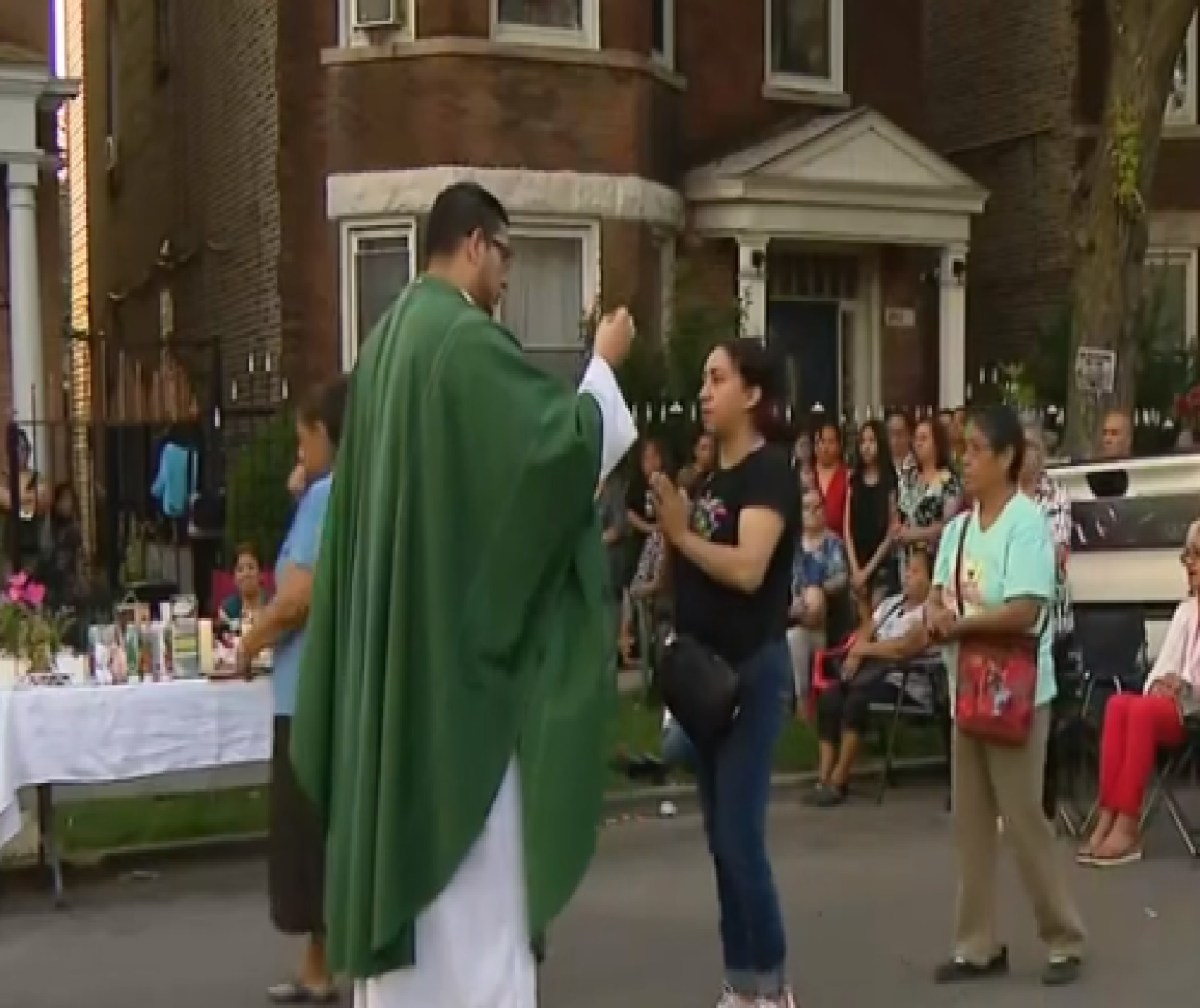 Vecinos participan en celebración de misas y oran juntos al aire libre ...