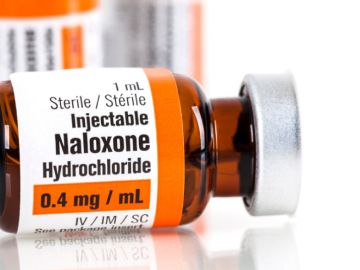 La naloxona es un medicamento con el poder de salvar vidas que puede revertir una sobredosis de opioides.
