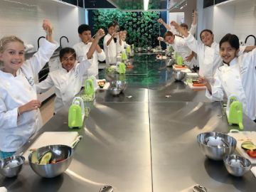 Little Kitchen Academy es una escuela de cocina inspirada en Montessori para estudiantes de 3 a 18 años.