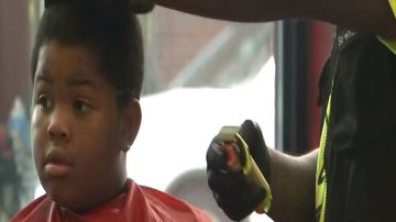 Estilistas y peluqueros del sur de Chicago se encargaron el domingo de preparar a los estudiantes de CPS para el inicio del año escolar. Foto ABC7 Chicago
