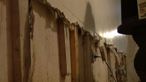 Un grupo de voluntarios han estado limpiando los sótanos de las personas afectadas por las inundaciones en barrios al oeste de Chicago. Foto cortesía CBS2 Chicago