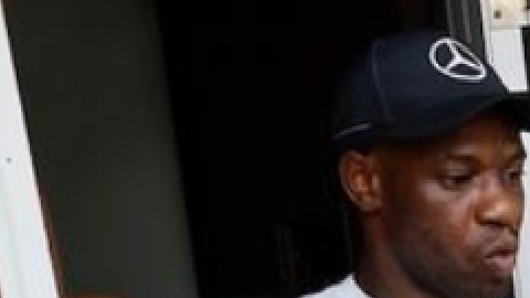 El alcalde Brandon Johnson habla con residentes del oeste de Chicago afectados por las inundaciones  del mes pasado. Foto Oficina del Alcalde de Chicago