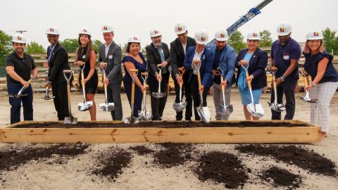 La ceremonia de comienzo de construcción de Encuentro Square, un desarrollo de viviendas asequibles en el barrio de Logan Square de Chicago. (Cortesía LUCHA / Stephen J. Serio)