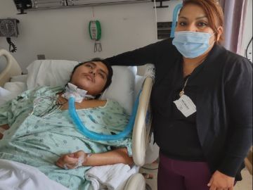 Alexis Tejas junto a su madre Carmen Honorato, quien lucha por salvar la vida de su hijo. Foto cortesía familia Honorato