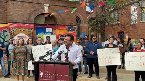 Líderes comunitarios, activistas locales y funcionarios electos piden al presidente Joe Biden que otorgue permisos de trabajo a todos los indocumentados. (Cortesía Proyecto Resurrección)