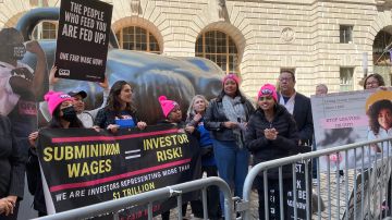 Líderes políticos y organizadores de la campaña One Fair Wage luchan por un plan que iguale en Chicago el salario de los trabajadores que reciben propinas con el salario mínimo general. (Cortesía OFW)