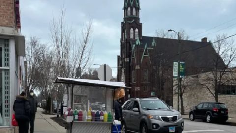 Rubén Olivares vende antojitos mexicanos en su carrito ambulante en una esquina de la 91St. y Houston Ave.Foto extraída de GoFundMe