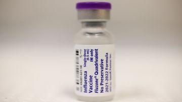Un frasco de vacuna contra la influenza.