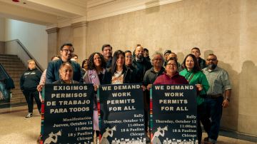 Concejales y organizadores de diversos centros de trabajadores en el Ayuntamiento de Chicago piden la ampliación de permisos de trabajo y ‘parole’ para todos los inmigrantes indocumentados. (Cortesía Proyecto Resurrección)