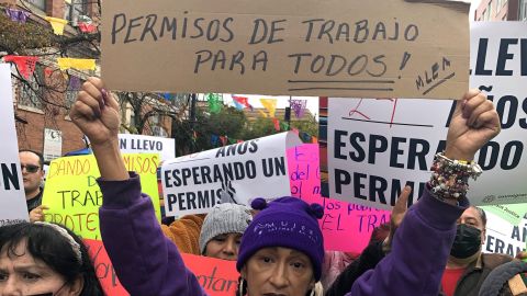 Manifestantes en la placita el Zócalo de Pilsen exigieron el 12 de octubre de 2023 que la administración del presidente Joe Biden otorgue permisos de trabajo a todos los indocumentados. (Antonio Zavala / La Raza)