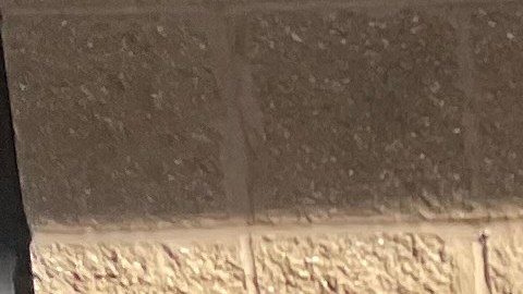 Electores y defensores de vivienda del noroeste de Chicago frente a la oficina del concejal del Distrito 31, Félix Cardona Jr. (Cortesía Palenque LSNA)