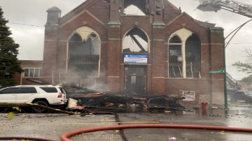 El incendio tuvo lugar en la iglesia Advocate United Church of Christ ubicada en el 10259 S. Avenue L, en el área de East Side. Foto X de Chicago Fire Media