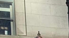 Organizadores comunitarios defensores de los inmigrantes llevaron a cabo una conferencia de prensa y manifestación afuera del Thompson Center, en el centro de Chicago, en apoyo a la política de ‘ciudad santuario’. (Cortesía ICIRR)