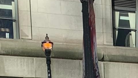 Organizadores comunitarios defensores de los inmigrantes llevaron a cabo una conferencia de prensa y manifestación afuera del Thompson Center, en el centro de Chicago, en apoyo a la política de ‘ciudad santuario’. (Cortesía ICIRR)
