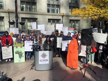 Organizadores comunitarios defensores de los inmigrantes llevaron a cabo una conferencia de prensa y manifestación afuera del Thompson Center, en el centro de Chicago, en apoyo a la política de ‘ciudad santuario’. (Cortesía ICIRR)