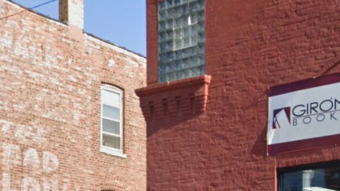 La Librería Girón en la calle 21, en Pilsen, que sigue abierta consolidando el negocio de librería y distribuidora de libros.