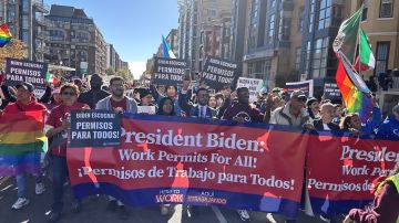 Inmigrantes y líderes cívicos pidieron al presidente Biden permisos de trabajo para todos los indocumentados durante una marcha en Washington DC. (Katia Silva, cortesía The Resurrection Project)