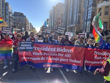 Inmigrantes y líderes cívicos pidieron al presidente Biden permisos de trabajo para todos los indocumentados durante una marcha en Washington DC. (Katia Silva, cortesía The Resurrection Project)