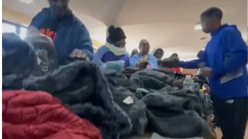 La comunidad de Saint Sabina regala más de 1,200 abrigos, gorros y guantes de invierno a los necesitados. Foto Iglesia Saint Sabina