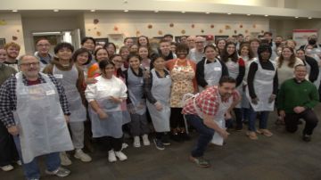 Voluntarios de Caridades Católicas que sirvieron alimentos a las familias de Chicago por el Día de Acción de Gracias. Foto extraída de Facebook de Caridades Católicas