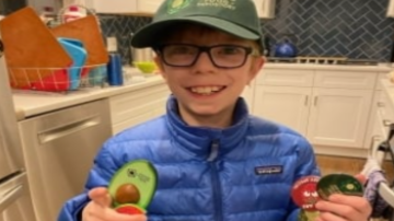 Ray Lavko, de 10 años, recauda fondos para el banco de alimentos de Chicago a fin de contribuir a una noble causa. Foto página web Greater Chicago Food Depository