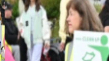 Los organizadores establecieron un nuevo récord de recolección, en abril, al recoger alrededor de 5,500 libras de basura. Foto extraída del Facebook Clean Up, Give Back