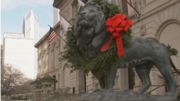 El Instituto de Arte de Chicago colocó coronas navideñas en los leones icónicos del museo en esta temporada festiva.  Foto extraída ABC7 Chicago