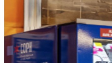 Los artículos de las máquinas expendedoras son gratuitos para cualquier persona en Chicago. Las máquinas estarán abastecidas con Narcan, tiras reactivas de fentanilo, kits de higiene general, calcetines y ropa interior. Foto CDPH