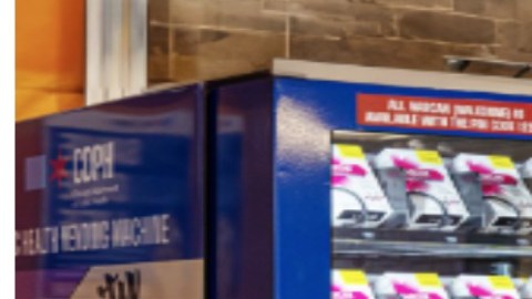 Los artículos de las máquinas expendedoras son gratuitos para cualquier persona en Chicago. Las máquinas estarán abastecidas con Narcan, tiras reactivas de fentanilo, kits de higiene general, calcetines y ropa interior. Foto CDPH