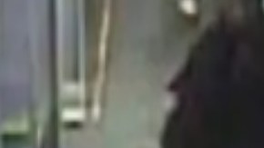 El sospechoso es descrito como un hombre afroamericano, entre 18 y 22 años. Vestía una sudadera con capucha negra con letras de color rosa en el pecho, llevaba pantalones negros y zapatos deportivos blancos. Foto captura Fox 32 Chicago