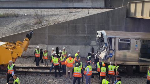 38 personas resultaron heridas, tres de ellas de gravedad tras un accidente que involucró a un tren de la CTA, cerca de la estación Howard, en el barrio de Rogers Park. Foto cortesía CFM