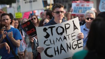 Manifestantes en Chicago exigen acciones para frenar el cambio climático.