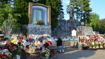 Miles de peregrinos se alistan para honrar a la Virgen Morena en el Cerrito del Tepeyac en Des Plaines. (Belhú Sanabria / La Raza)