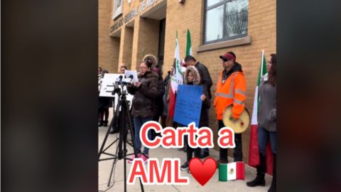 Mexicanos y sus familias se manifestaron frente al Consulado General de México en Chicago, en apoyo al presidente Andrés Manuel López Obrador, quien se reunirá con una delegación de Estados Unidos. Los inmigrantes piden a AMLO que abogue por permisos de trabajo para todos los indocumentados.  Foto captura Tik Tok Elvira Arellano.