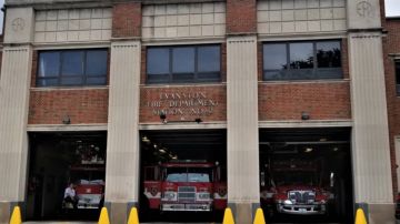 Según las autoridades, el incendio se inició en el 1402 Greenleaf St. alrededor de las 8:30 pm. Foto extraída de Facebook Departamento de Bomberos de Evanston