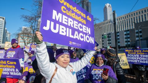 Trabajadores de cuidado infantil y cuidado en casa en Illinois piden opciones de jubilación digna y mejores salarios. (Cortesía Aaron Cynic)