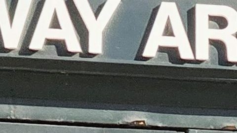 Jorge Sifontes, frente a la casa del Broadway Armory Park en Edgewater. (Belhú Sanabria / La Raza)