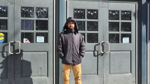 Jorge Sifontes, frente a la casa del Broadway Armory Park en Edgewater. (Belhú Sanabria / La Raza)