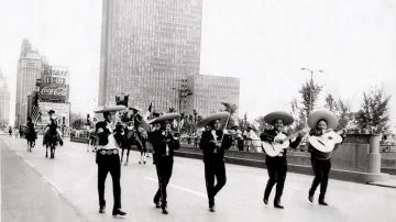 El Mariachi Potosino marchando en el Desfile del Día de la Independencia de México en la Avenida Michigan en la década de 1960. (Cortesía de Cristina A. Cabrera, vía Museo Nacional de Arte Mexicano)