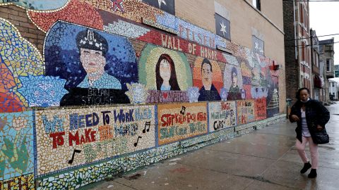 Un colorido mural en una calle de Pilsen, barrio hispano histórico mexicano en Chicago.